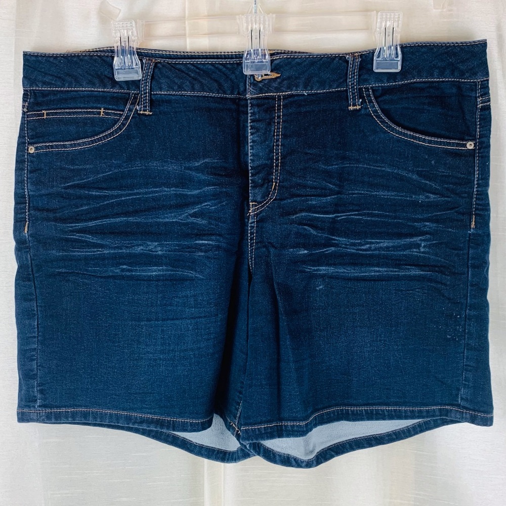 SIGNATURE STUDIO Shorts 16